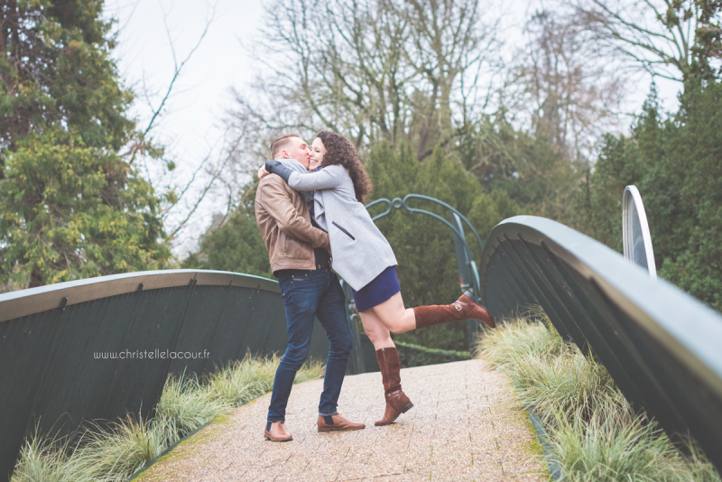 Séance grossesse d'hiver en extérieur à Toulouse, futurs parents joyeux