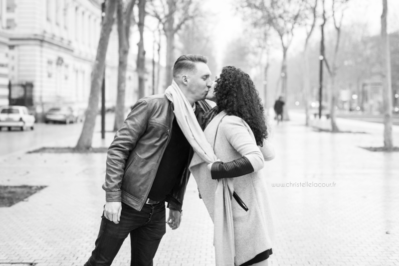 Séance grossesse d'hiver en extérieur à Toulouse, futurs parents joyeux