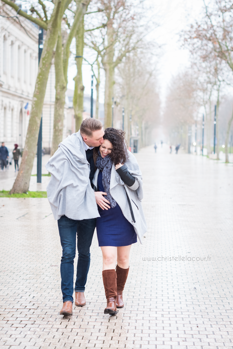 Séance grossesse d'hiver en extérieur à Toulouse au Grand Rond, photo de couple joyeux