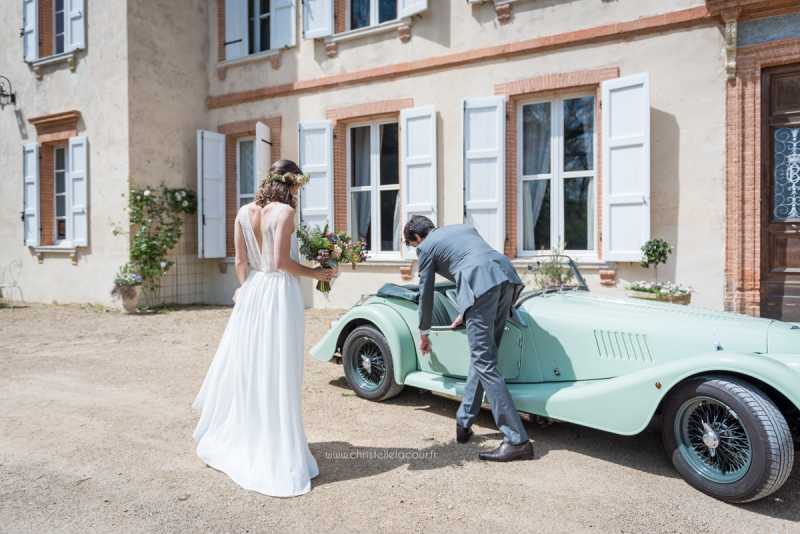 Mariage au château de Calaoué dans le Gers - entrée principale et voiture ancienne