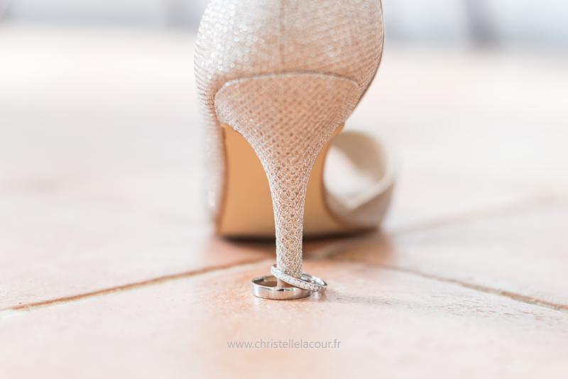 Mariage au château des Varennes près de Toulouse, les alliances et les escarpins de la mariée