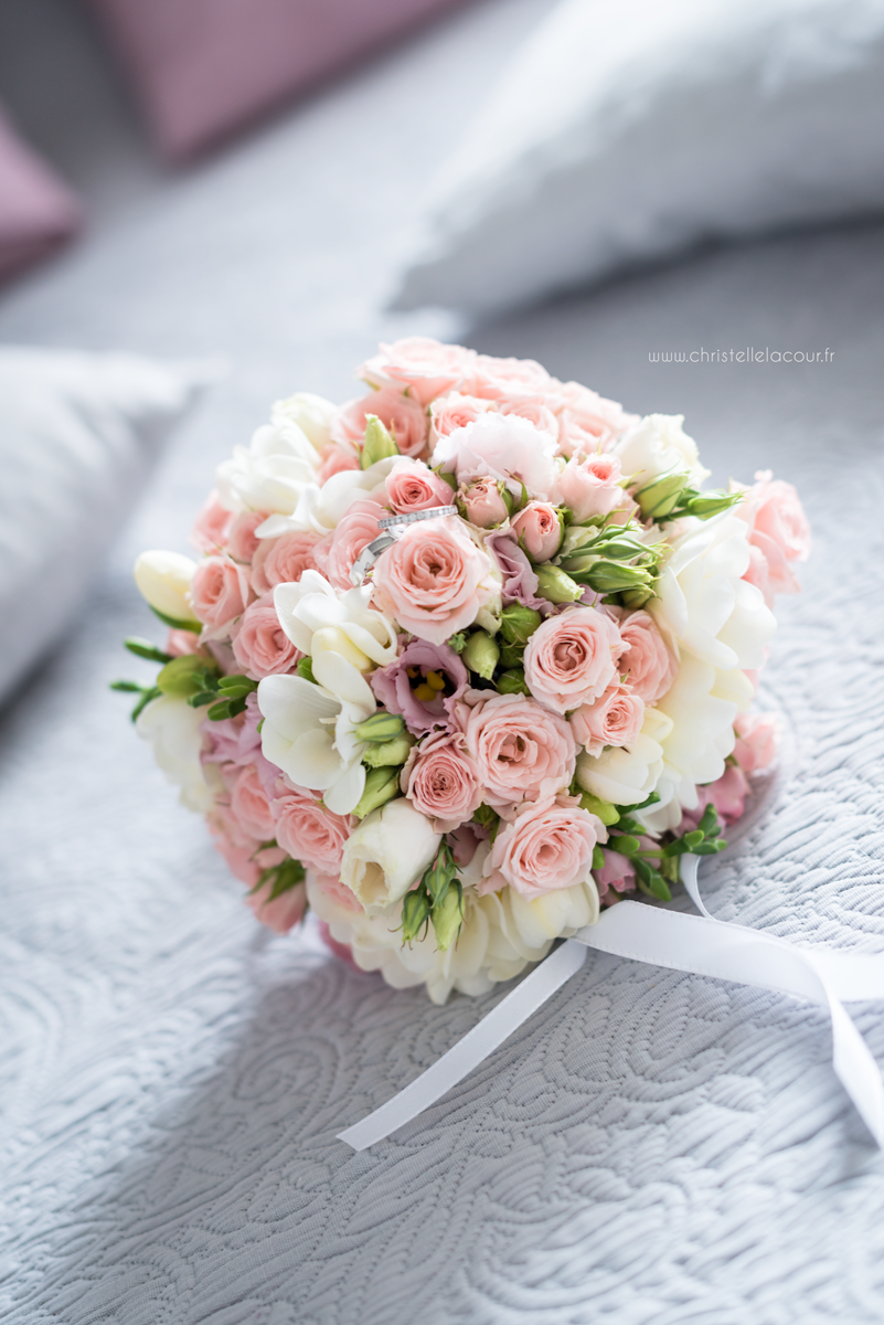 Mariage au château des Varennes près de Toulouse, les alliances sur le bouquet chic et rose pâle de la mariée