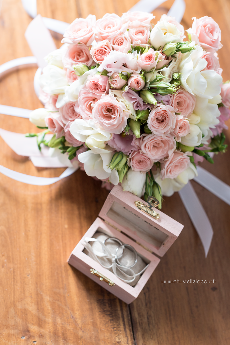 Mariage au château des Varennes près de Toulouse, le bouquet chic et rose pâle et les alliances