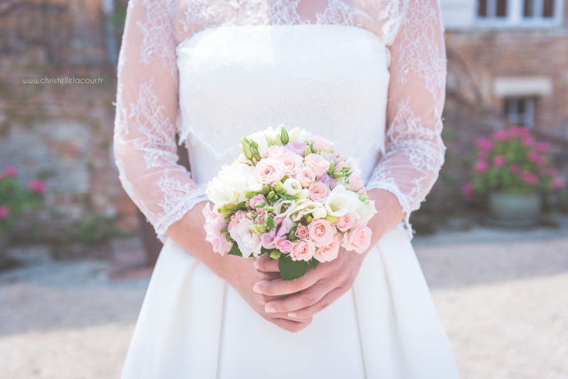 Mariage au château des Varennes près de Toulouse, le bouquet chic et rose pâle
