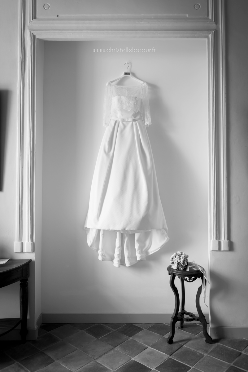 Mariage au château des Varennes près de Toulouse, la robe de la mariée suspendue