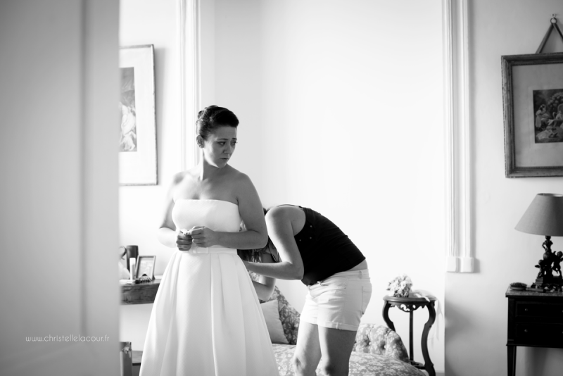 Mariage au château des Varennes près de Toulouse, l'habillage de la mariée