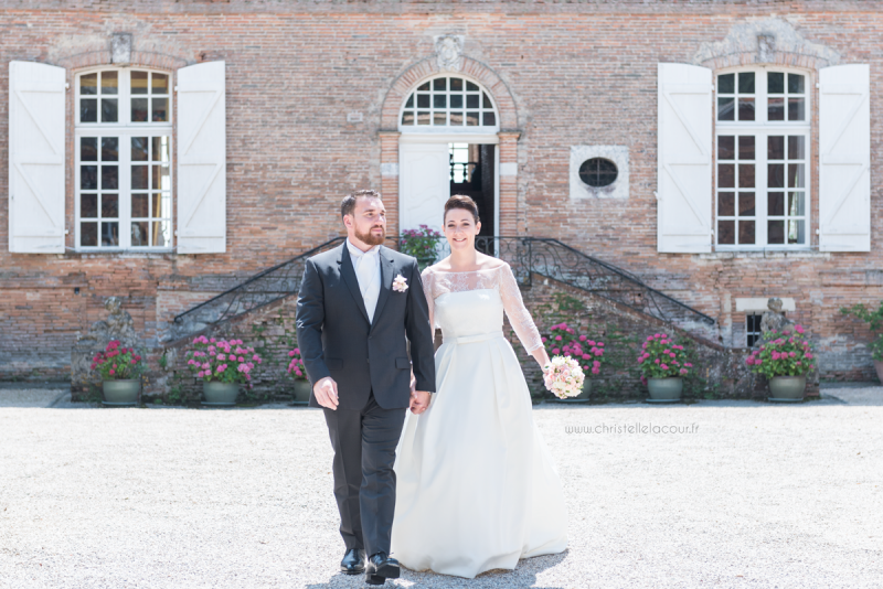 Mariage au château des Varennes près de Toulouse, les mariés devant le château