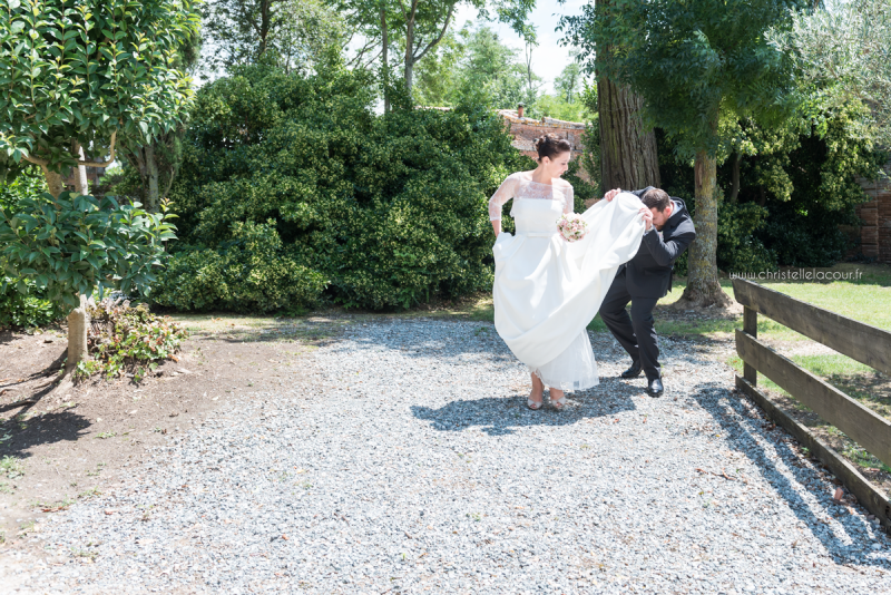 Mariage au château des Varennes près de Toulouse, regard furtif sous la robe de mariée