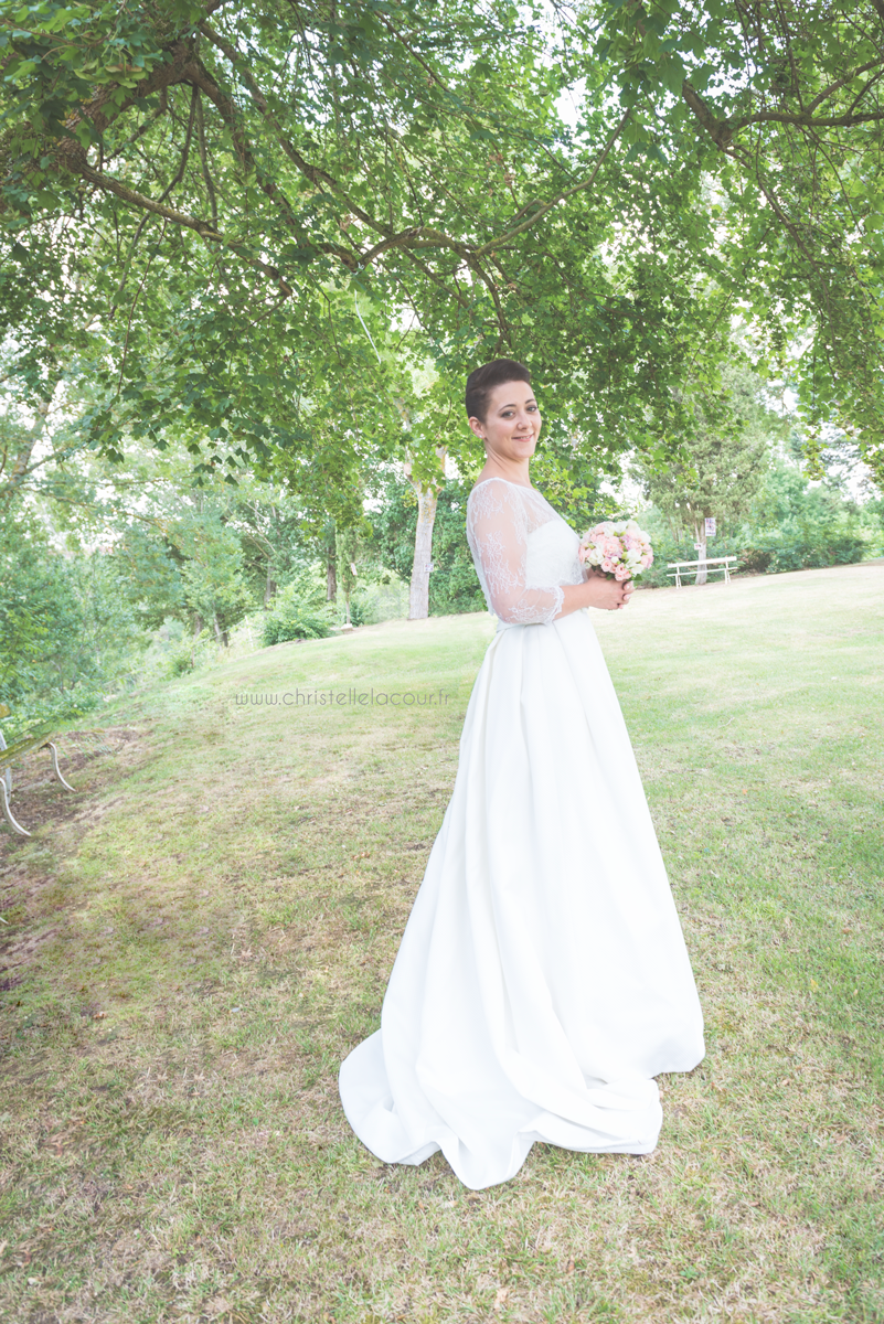 Mariage au château des Varennes près de Toulouse, la robe de la mariée dans le parc du château