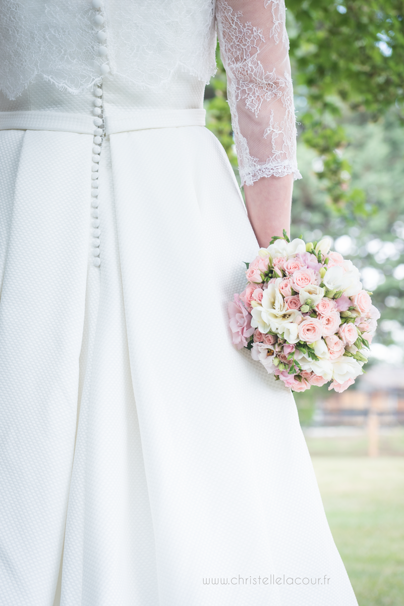 Mariage au château des Varennes près de Toulouse, la robe de la mariée et le bouquet dans le parc du château
