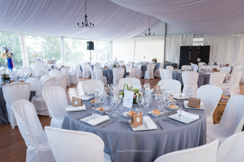 Mariage au château des Varennes près de Toulouse, la salle du repas en parquet, décoration en gris et blanc sous la tente