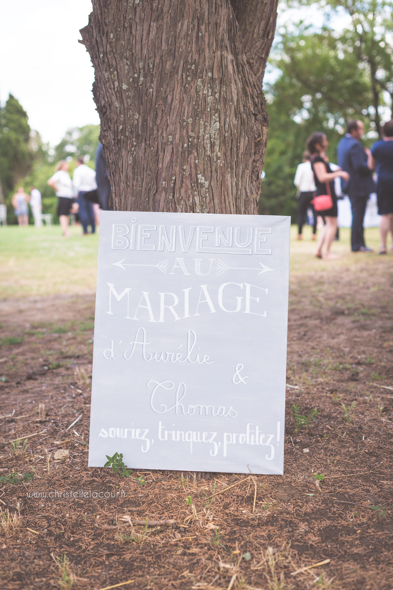 Mariage au château des Varennes près de Toulouse, panneau de bienvenue aux invités dans le parc du château