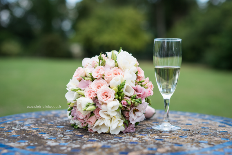 Mariage au château des Varennes près de Toulouse, vin d'honneur détendu dans le parc du château et le bouquet chic et rose pâle de la mariée