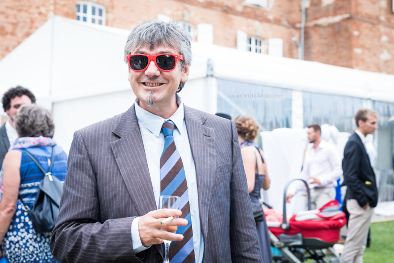 Mariage au château des Varennes près de Toulouse, vin d'honneur détendu et lunettes colorées dans le parc du château