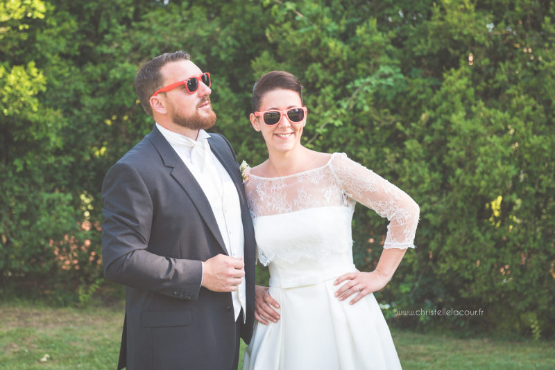 Mariage au château des Varennes près de Toulouse, vin d'honneur détendu et lunettes colorées dans le parc du château