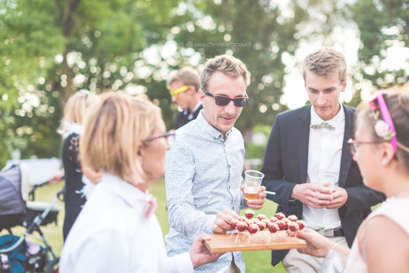 Mariage au château des Varennes près de Toulouse, vin d'honneur détendu et lunettes colorées dans le parc du château