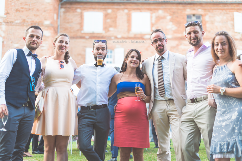 Mariage au château des Varennes près de Toulouse, vin d'honneur détendu et lunettes colorées dans le parc du château