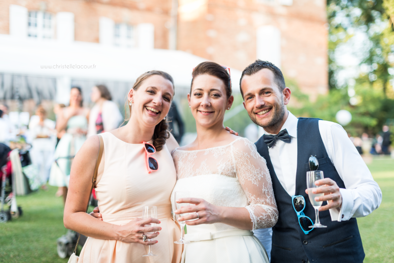 Mariage au château des Varennes près de Toulouse, vin d'honneur détendu et lunettes colorées dans le parc du château