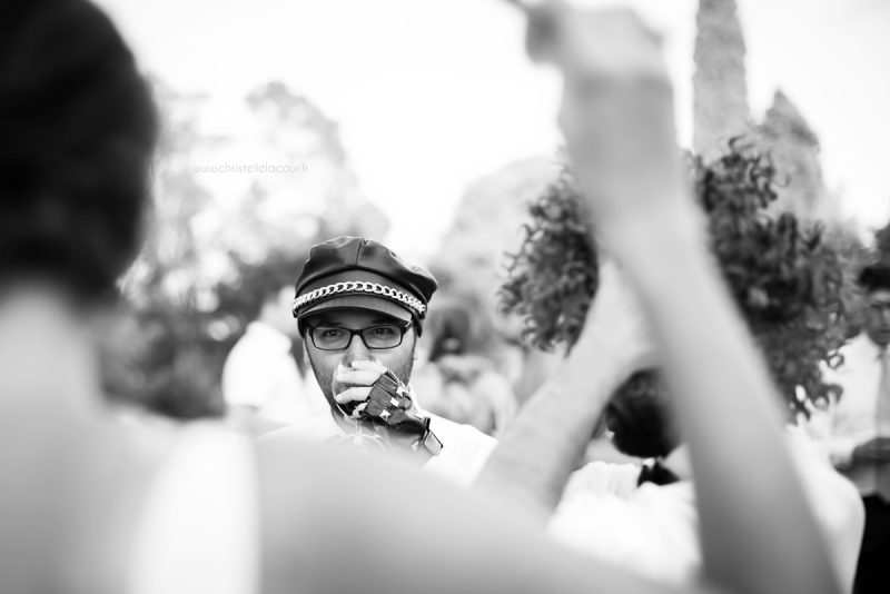 Mariage au château des Varennes près de Toulouse, vin d'honneur détendu et lunettes colorées dans le parc du château