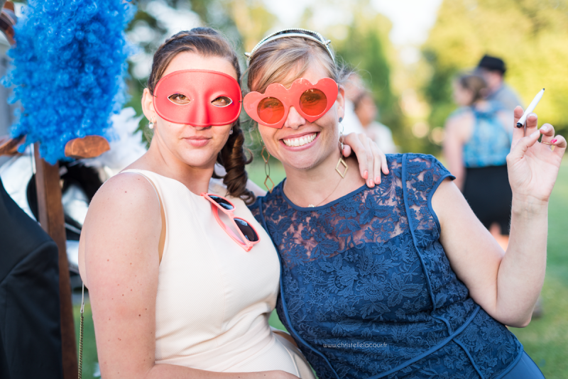 Mariage au château des Varennes près de Toulouse, vin d'honneur détendu et photobooth dans le parc du château