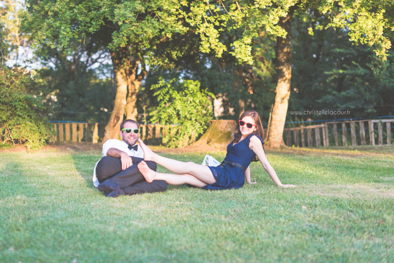 Mariage au château des Varennes près de Toulouse, vin d'honneur détendu et lunettes colorées dans le parc du château