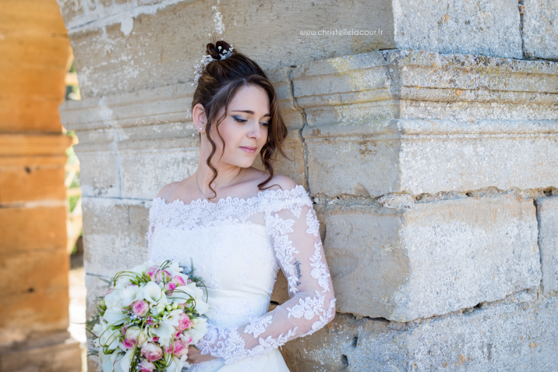 Robe de mariée col bateau en dentelle - mariage geek au Château de Cas Tarn-et-Garonne
