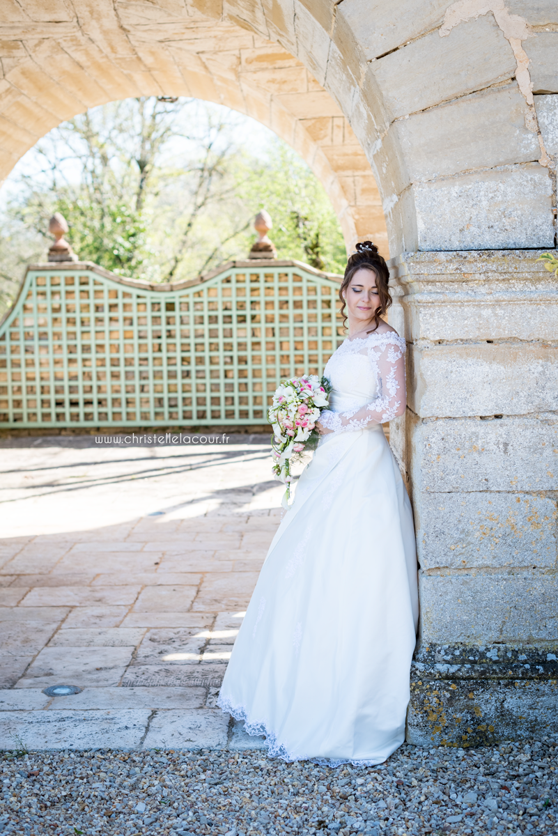 Robe de mariée col bateau en dentelle et bouquet cascade - mariage geek au Château de Cas Tarn-et-Garonne