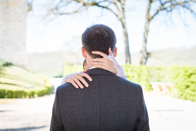 Caresse et alliances des mariés - mariage geek au Château de Cas Tarn-et-Garonne