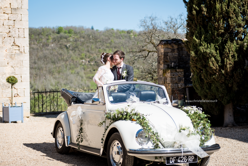 Les mariés et leur voiture ancienne - mariage geek au Château de Cas Tarn-et-Garonne