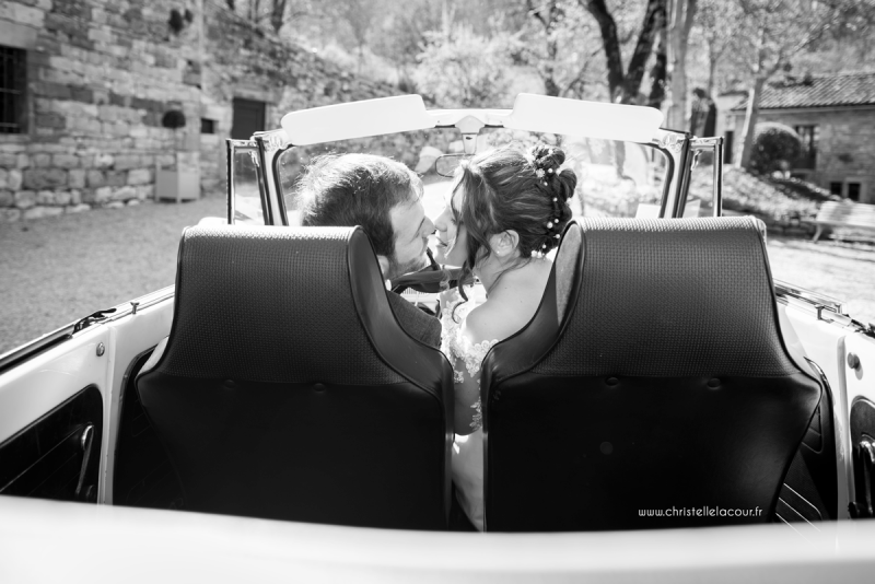 Les mariés et leur voiture ancienne - mariage geek au Château de Cas Tarn-et-Garonne