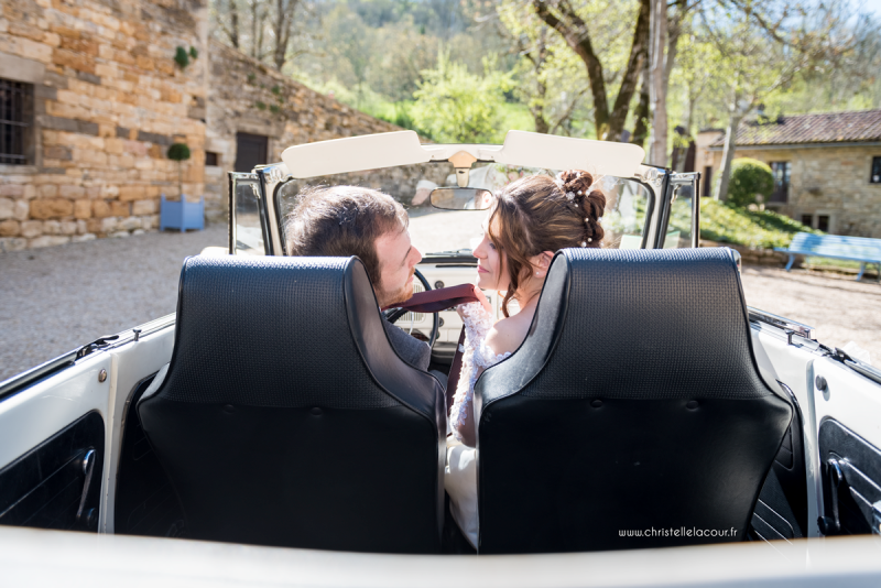 Les mariés et leur voiture ancienne - mariage geek au Château de Cas Tarn-et-Garonne