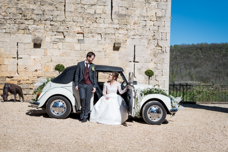 Les mariés et leur voiture ancienne - mariage geek au Château de Cas Tarn-et-Garonne
