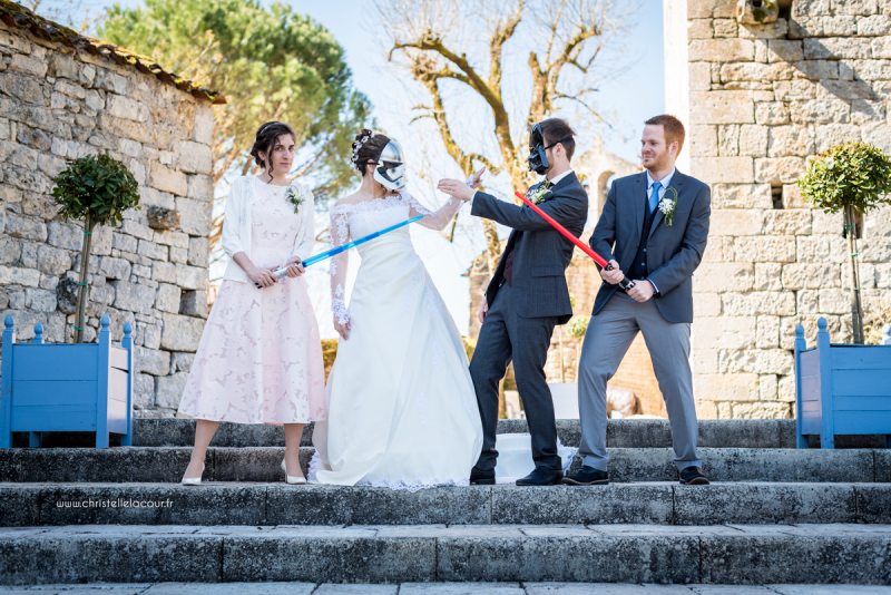 Les mariés et leurs témoins, le combat Star Wars - mariage geek au Château de Cas Tarn-et-Garonne