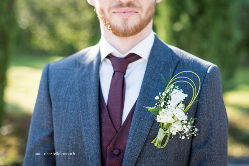 Boutonnière et costume en laine du marié - mariage geek au Château de Cas Tarn-et-Garonne