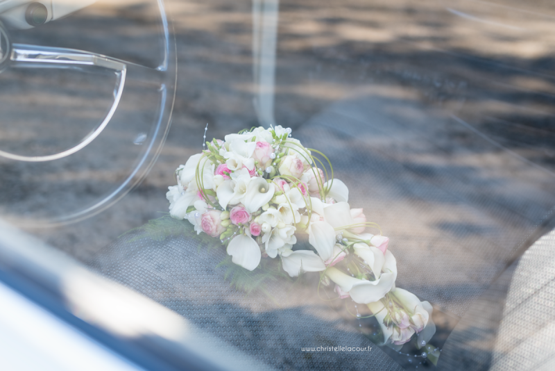 Bouquet cascade de la mariée dans la voiture ancienne - mariage geek au Château de Cas Tarn-et-Garonne