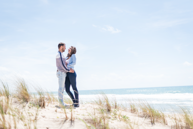 Eclats de rire entre amoureux lors de leur séance photo en amoureux sur les dunes de Lacanau