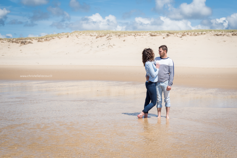 Photographe love session sur les plages de Lacanau en Gironde