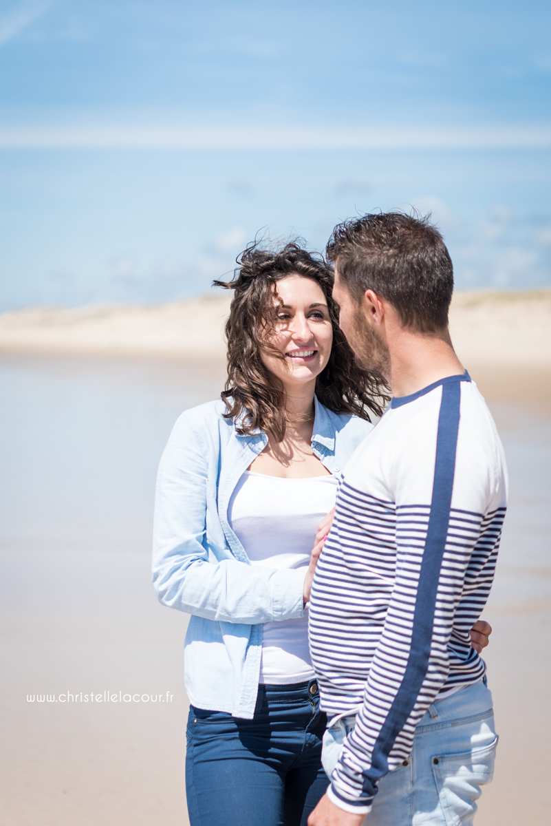 Echange de regard complice pour ces amoureux assortis en bleu et blanc
