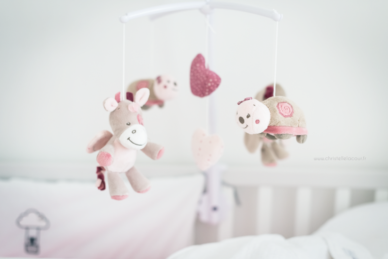 Photo mobile de chambre de bébé fille blanche et rose à Toulouse