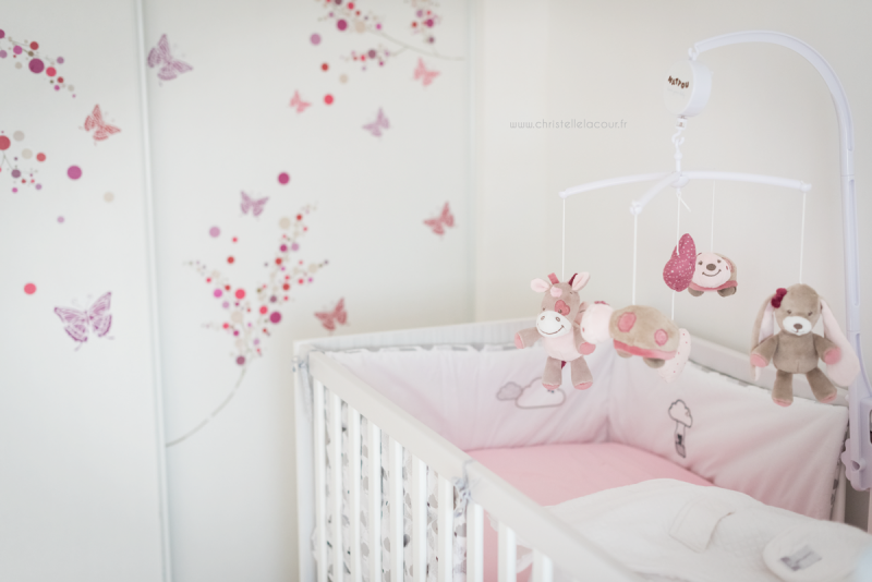Photo chambre de bébé fille blanche et rose à Toulouse