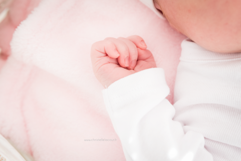 Séance naissance à domicile à Toulouse, gros plan sur les mains de bébé