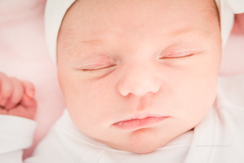 Séance naissance à domicile à Toulouse, gros plan sur les cils de bébé