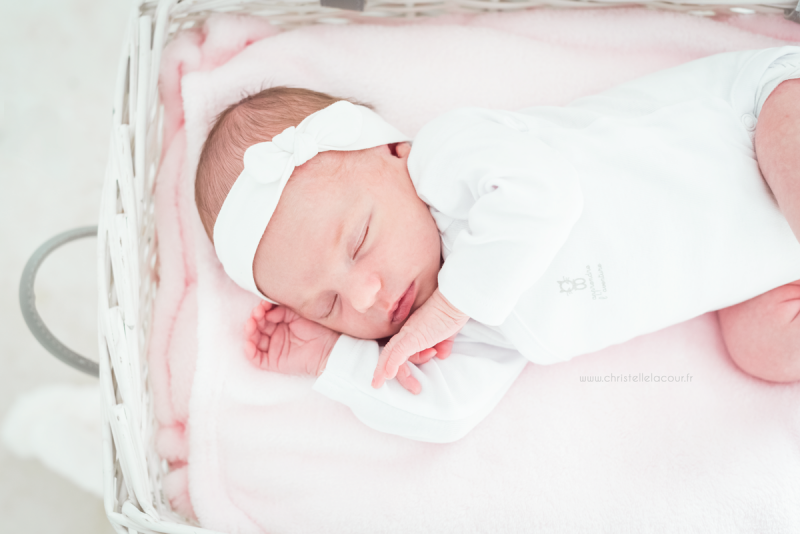 Photographe naissance à domicile à Toulouse, bébé endormi dans un panier