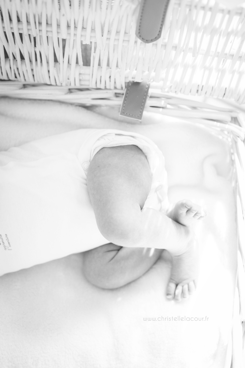 Photographe nouveau-né à domicile à Toulouse, petites jambes de bébé croisées