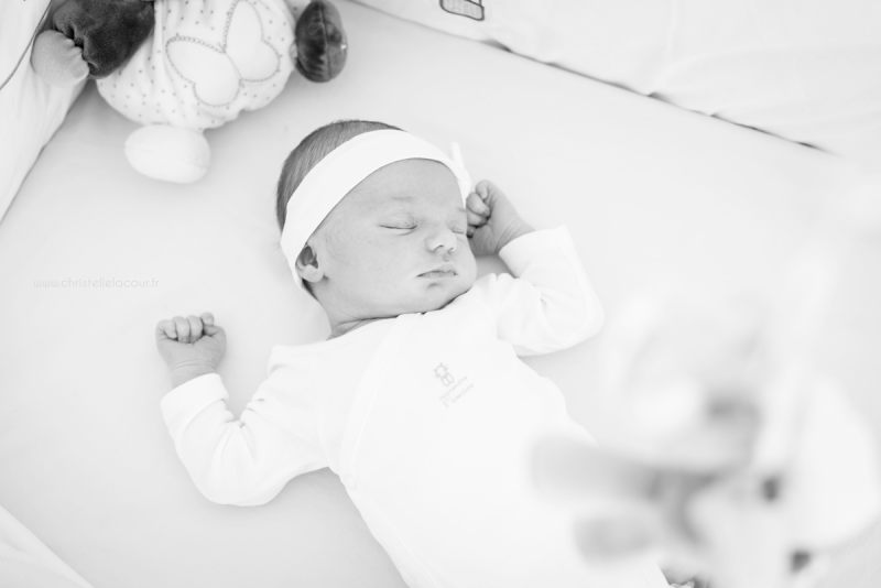Photo nouveau-né à domicile, bébé adorable endormi dans son lit