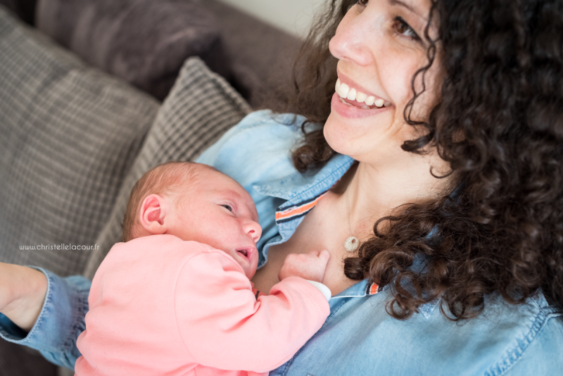 Séance naissance à domicile près de Toulouse, câlin dans les bras de maman