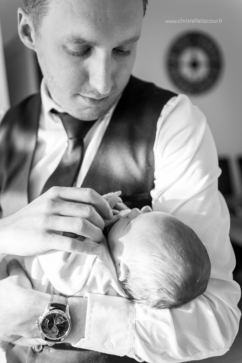 Photo nouveau-né à domicile, promenade dans les bras de papa