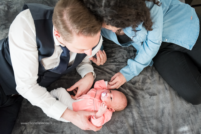 Séance nouveau-né lifestyle à domicile à Toulouse - pause douceur auprès de papa et maman