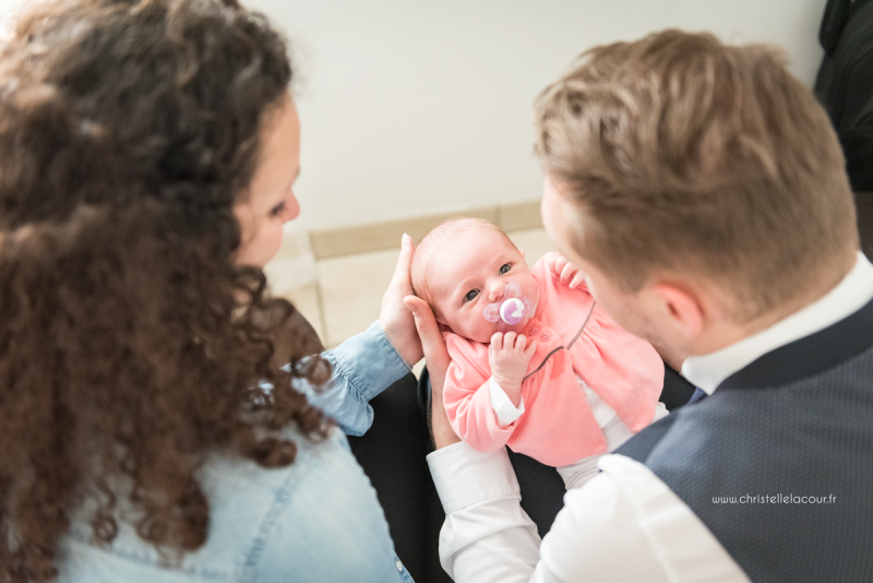 Séance photo nouveau-né à domicile à Toulouse -dans les bras de papa et maman