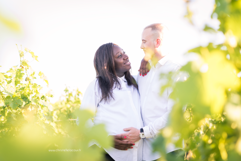 Séance photo de maternité à Toulouse, la silhouette des futurs parents dans les vignes au coucher du soleil